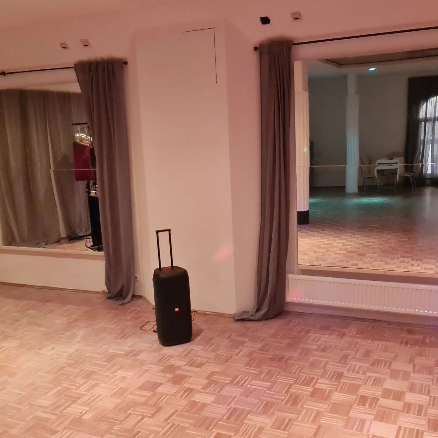 Die Spiegelwand im Tanzsaal