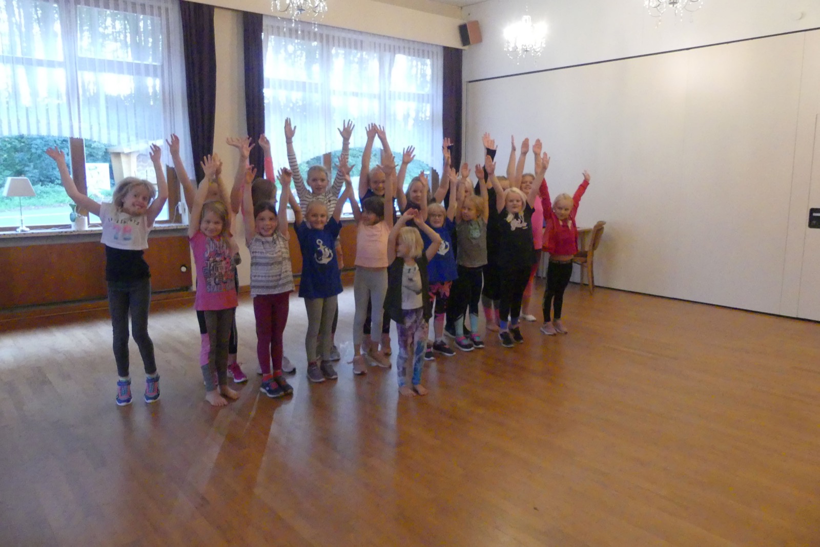 Eine Kindertanzgruppe beim Training im Tanzsaal
