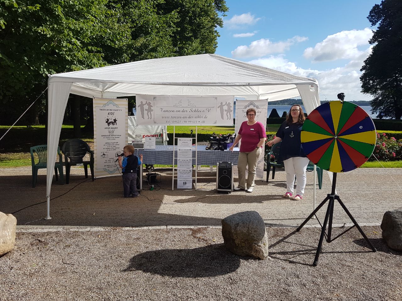 Das TadS-Team mit Infostand beim Schleidörfertag in Louisenlund