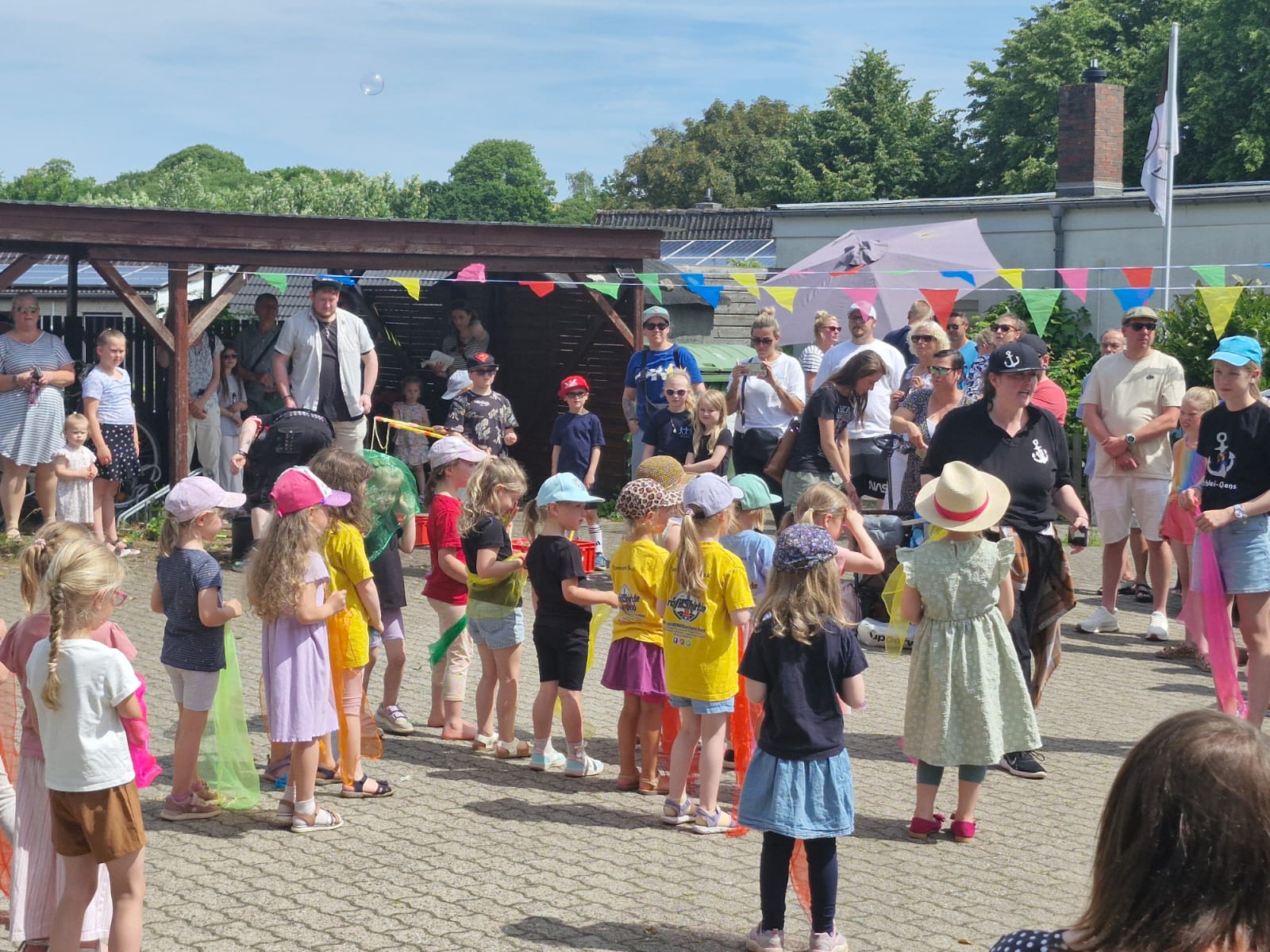 Kinder und Eltern tanzen gemeinsam beim TadS-Sommerfest 2026
