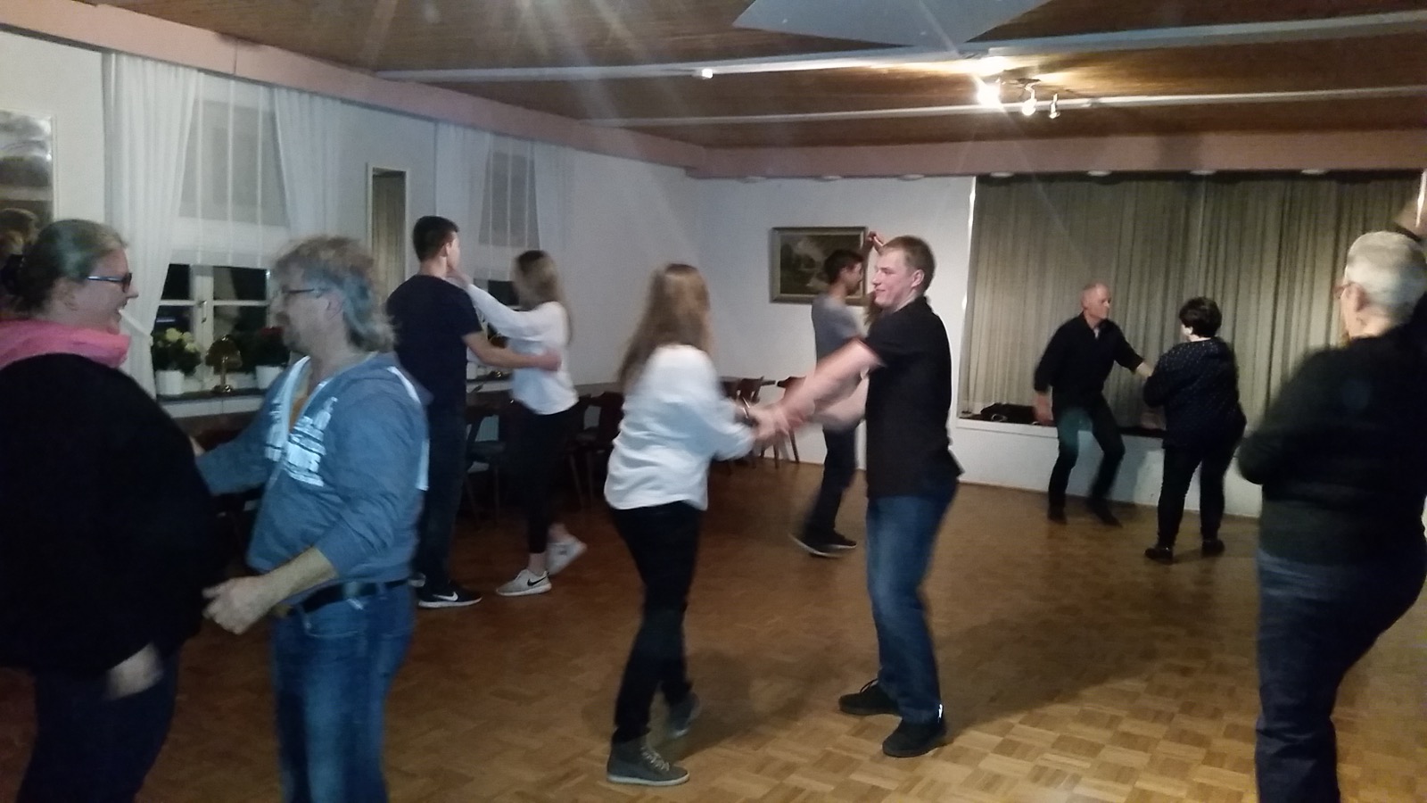 Tanzpaare beim Kurs in der früheren Vereinsstätte Dannewerk