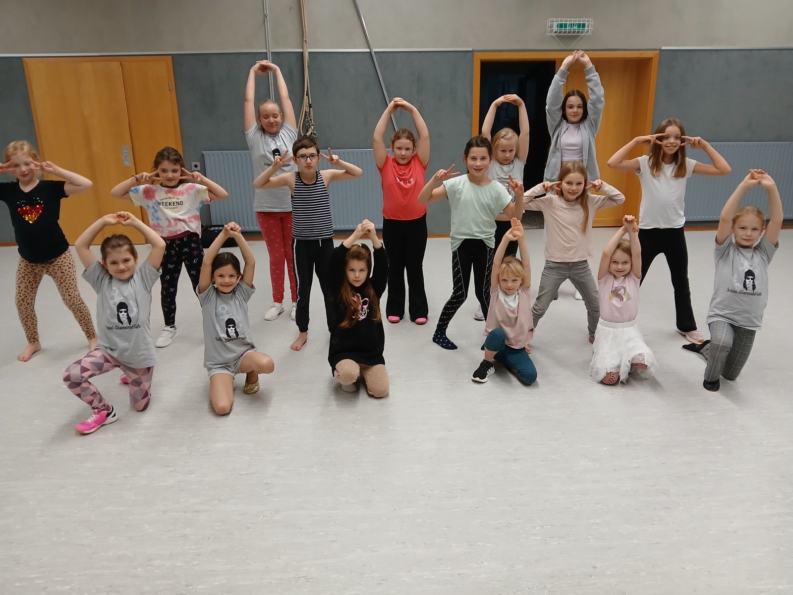 Eine große Kindergruppe posiert in der Turnhalle