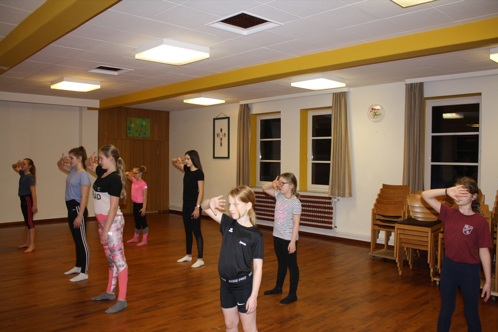 Jugendliche beim Jazzdance-Training im Saal