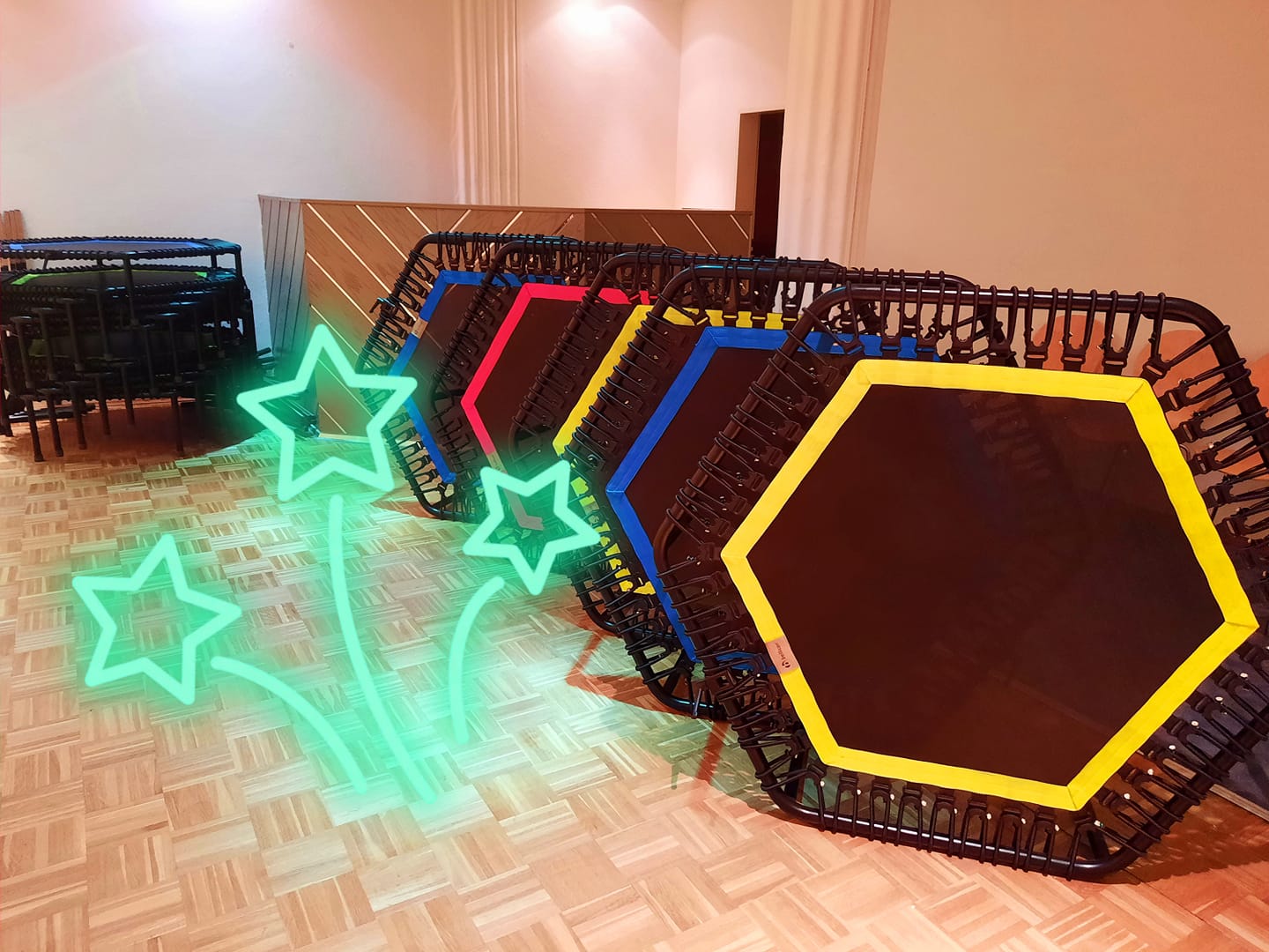 Bunte Fitness-Trampoline stehen bereit