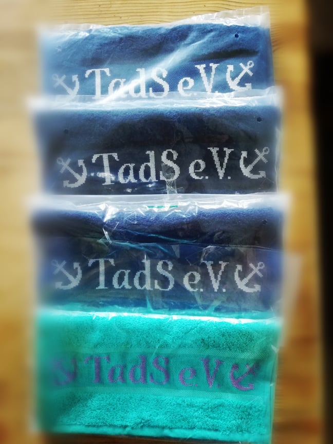 Bestickte Vereinshandtücher mit Schriftzug „TadS e.V.“ und Ankern