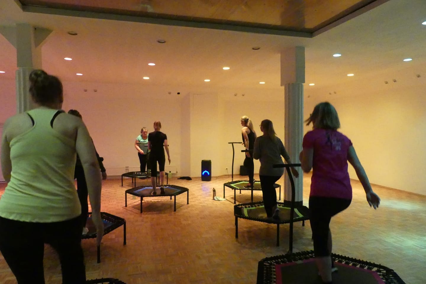Teilnehmerinnen beim Jumping Fitness auf Trampolinen