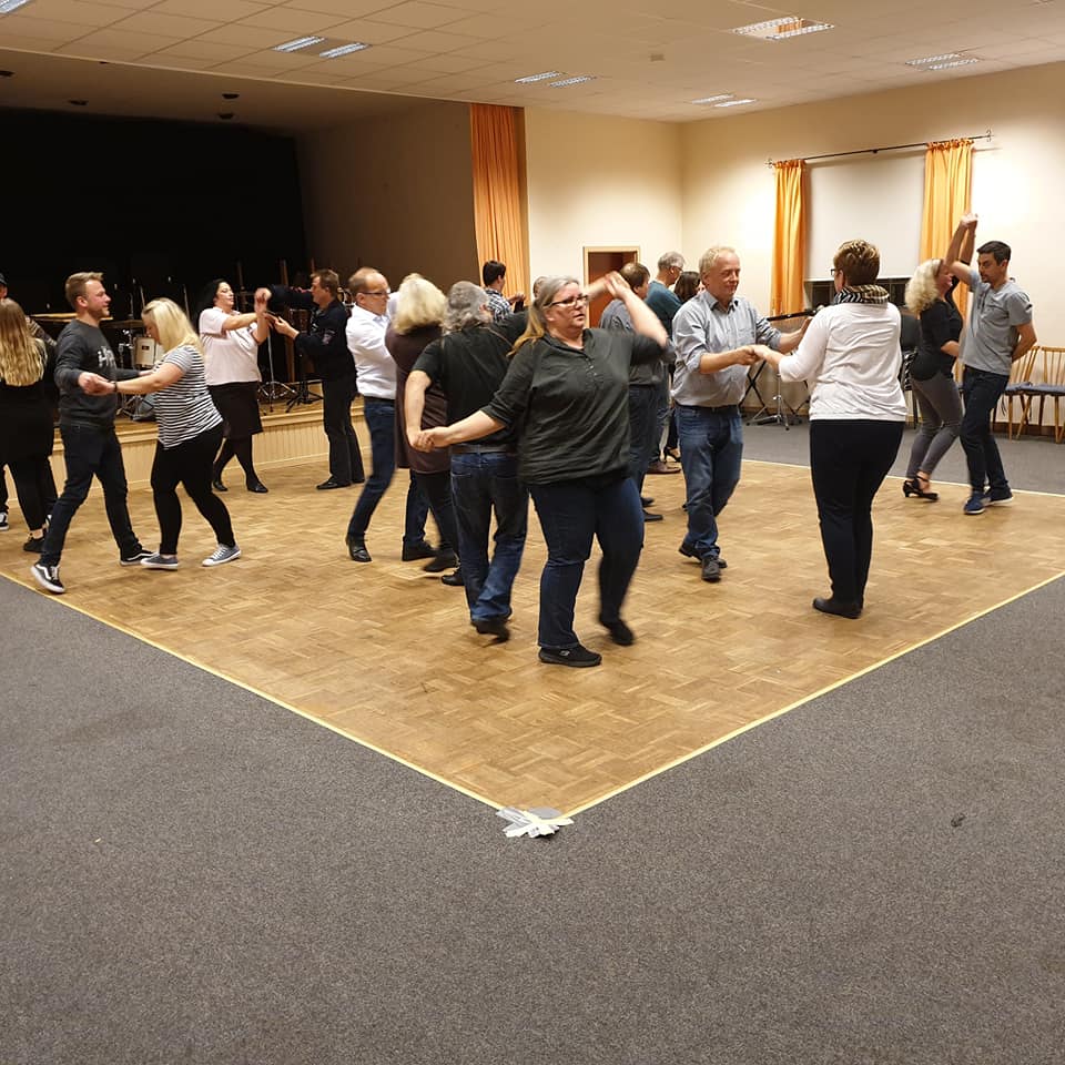 Paare beim Discofox-Tanzkreis in Schuby