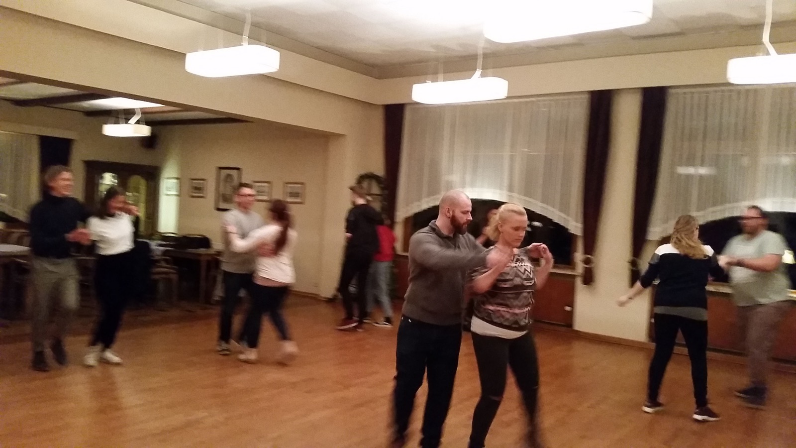 Paare üben gemeinsam im Tanzkurs im Saal