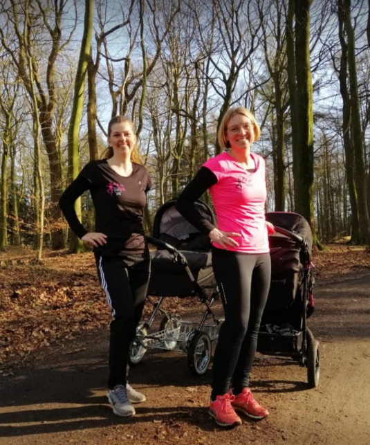 Henrike und Ute von Fit im Glück mit Kinderwagen im Wald