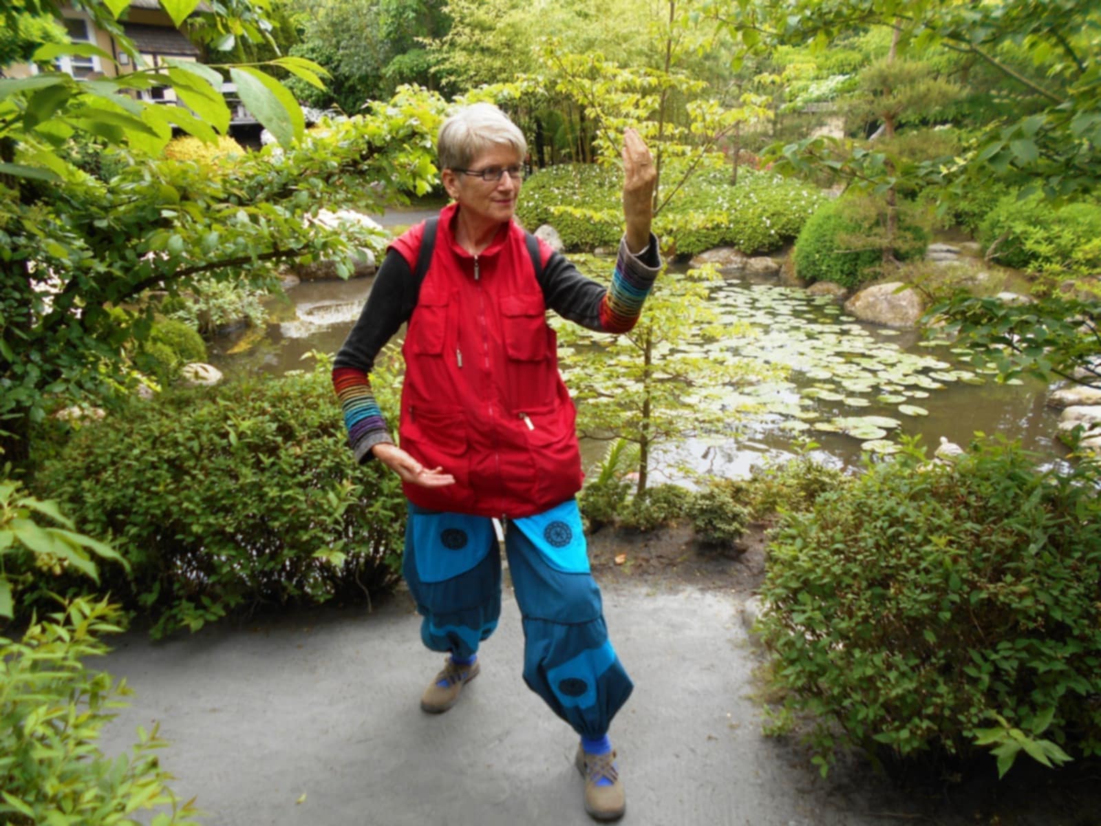 Qigong-Trainerin Hanne bei einer Übung im Garten